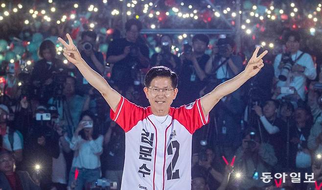 국민의힘 김문수 대선 후보가 2일 서울 중구 서울시청 앞 서울광장에서 열린 마지막 유세에서 두 팔을 번쩍 들어올렸다. 김 후보는 “방탄 독재를 막고 위대한 대한민국 민주주의를 활짝 꽃피게 하는 그날이 바로 내일이 될 것”이라며 지지를 호소했다. 장승윤 기자 tomato99@donga.com