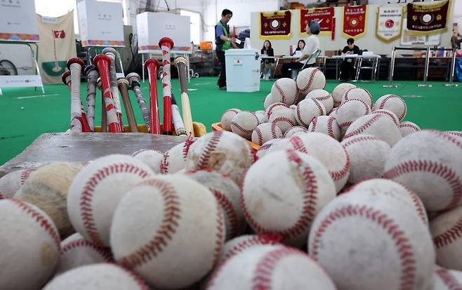 제21대 대통령 선거일인 3일 서울 중구 청구초등학교 야구부실내훈련장에 마련된 청구동 제1투표소를 찾은 유권자들이 투표하고 있다. 뉴스1