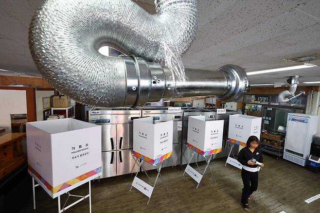 제21대 대통령 선거일인 3일 오전 경기 광명시의 한 음식점에 마련된 소하2동 제4투표소에서 유권자들이 투표를 하고 있다. 뉴시스