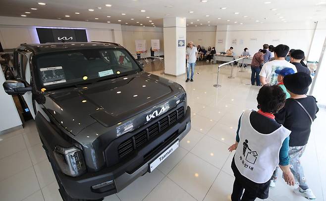 제21대 대통령 선거 본투표일인 3일 서울 광진구 한 자동차 판매 대리점에 마련된 능동 제3투표소에서 선거인들이 투표를 하고 있다. 2025.06.03. [서울=뉴시스]