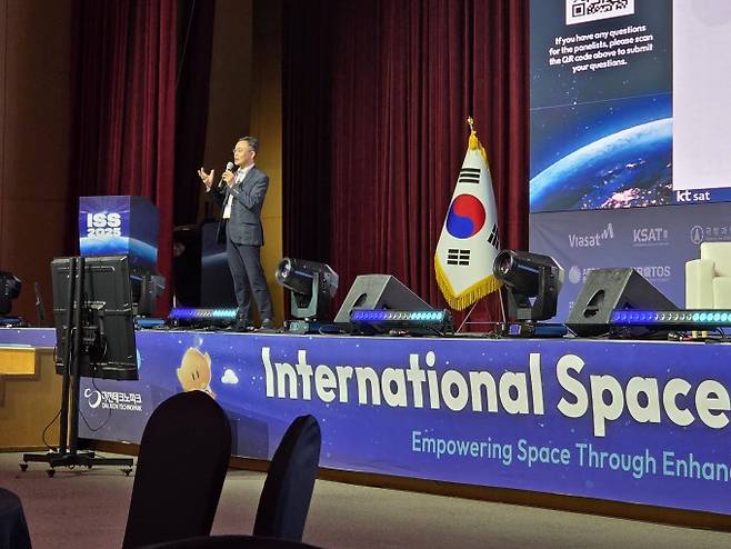 최경일 케이티샛(KT Sat) 기술총괄 전무이사가 3일 대전컨벤션센터(DCC)에서 열린 국제우주컨퍼런스 'ISS 2025'에서 발표하고 있다. 이병구 기자 2bottle9@donga.com