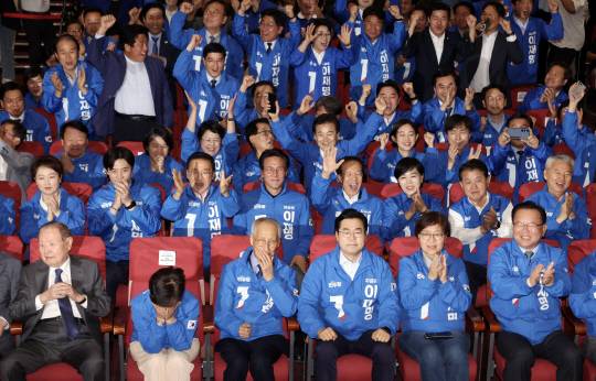 윤여준·박찬대 더불어민주당 상임 총괄선대위원장을 비롯한 공동선대위원장들이 3일 국회 의원회관에 마련된 제21대 대통령선거 개표상황실에서 출구조사 결과 발표가 나오자 기뻐하고 있다. [공동취재]