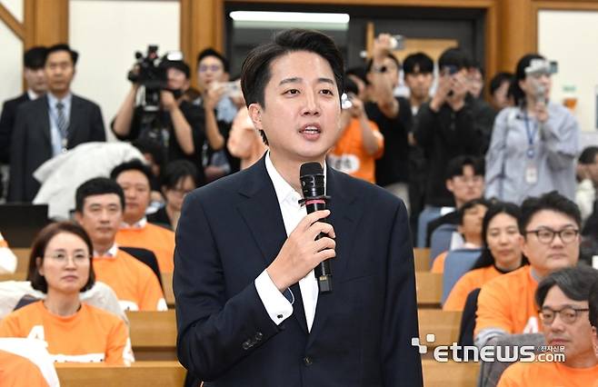 제21대 대통령 선거가 실시된 3일 서울 영등포구 국회의원회관 제1소회의실 마련된 개혁신당 개표 상황실에서 이준석 후보가 출구조사 결과 소감을 밝히고 있다. 이동근기자 foto@etnews.com