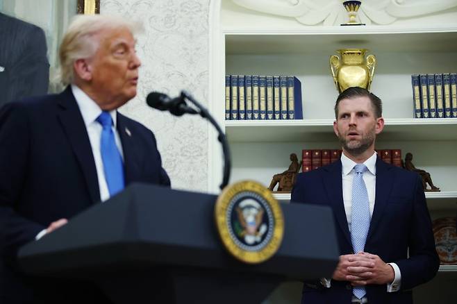 트럼프 대통령의 차남 에릭 트럼프가 지난 5월 백악관에서 있었던 트럼프 대통령의 연설을 바라보고 있다. EPA연합뉴스