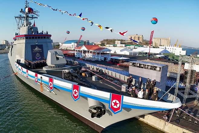 노동당 기관지 노동신문은 지난 4월 26일 “김정은 동지를 모시고 새로 건조한 구축함 진수 기념식이 조선혁명의 첫 무장력의 창건일인 뜻깊은 25일 남포조선소에서 성대히 진행됐다”고 보도했다. 신형 구축함은 5000t급으로 북한은 이를 ‘최현급’으로 명명했다. 노동신문 캡처