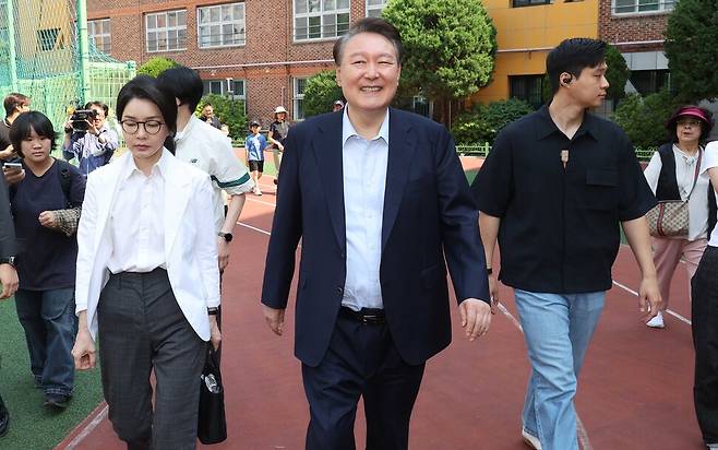윤석열 전 대통령과 김건희 여사가 제21대 대통령 선거일인 3일 서울 서초구 원명초등학교에 마련된 서초4동제3투표소에서 투표마치고 걸어나고 있다. 공동취재사진