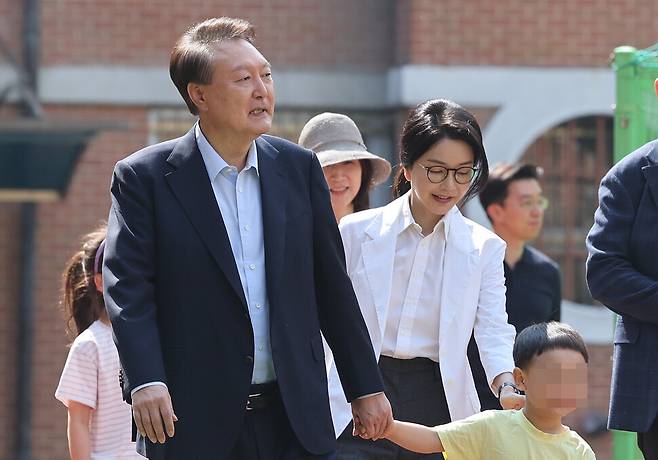 윤석열 전 대통령과 김건희 여사가 제21대 대통령 선거일인 3일 서울 서초구 원명초등학교에 마련된 서초4동제3투표소로 향하고 있다. 신소영 기자 viator@hani.co.kr