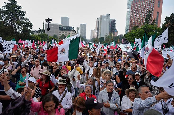1일(현지시각) 멕시코 멕시코시티에서 판사 선거에 반대하는 시위대가 구호를 외치고 있다. 사진 AP 연합뉴스