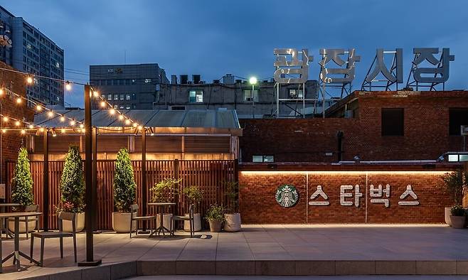 스타벅스가 지난달 29일 광장시장에 문을 연 ‘스타벅스 광장마켓점’. 스타벅스 제공
