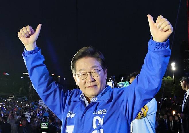 이재명 더불어민주당 대통령 후보가 2일 서울 여의도공원 문화의 마당에서 열린 마지막 유세에서 손을 들어 인사하고 있다. 공동취재사진