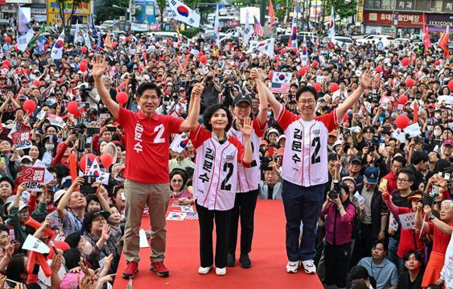김문수 국민의힘 대선 후보와 배우자 설난영 여사, 딸 동주 씨, 사위가 22일 경기 부천시 부천역마루광장에서 열린 집중유세에서 시민들에게 지지를 호소하고 있다. 하상윤 기자