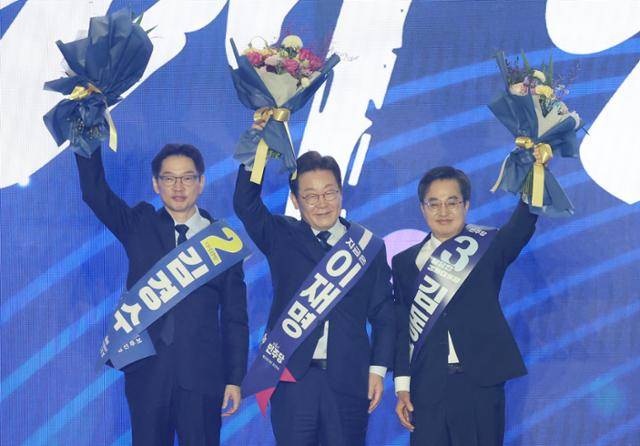 이재명(가운데) 더불어민주당 대선 후보가 4월 27일 경기 고양시 킨텍스에서 열린 '제21대 대통령선거 후보자 선출을 위한 수도권·강원·제주 경선 및 최종 후보자 선출 대회'에서 김동연 후보(오른쪽), 김경수 후보와 함께 인사하고 있다. 고영권 기자