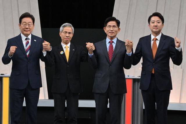 더불어민주당 이재명(왼쪽부터), 민주노동당 권영국, 국민의힘 김문수, 개혁신당 이준석 대선 후보가 지난달 27일 서울 마포구 상암동 MBC 스튜디오에서 진행된 정치 분야 TV토론회에 앞서 포즈를 취하고 있다. 국회사진기자단