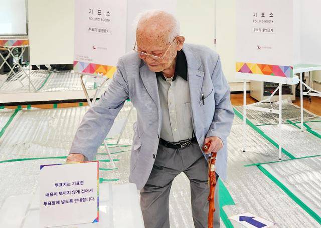 제21대 대통령선거 투표일인 3일 광주 남구 진월동 행정복지센터에 마련된 투표소에서 백삼봉(104)씨가 투표하고 있다. 광주=연합뉴스