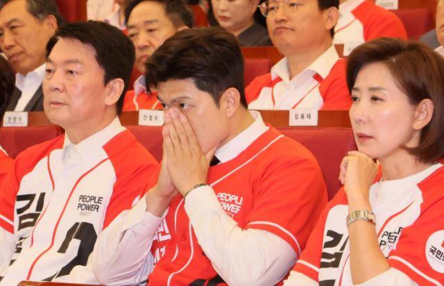 김용태(가운데) 국민의힘 비상대책위원장이 3일 국회 도서관에 마련된 제21대 대통령선거 국민의힘 개표상황실에서 출구 조사 결과를 보고 심각한 표정을 짓고 있다. 하상윤 기자