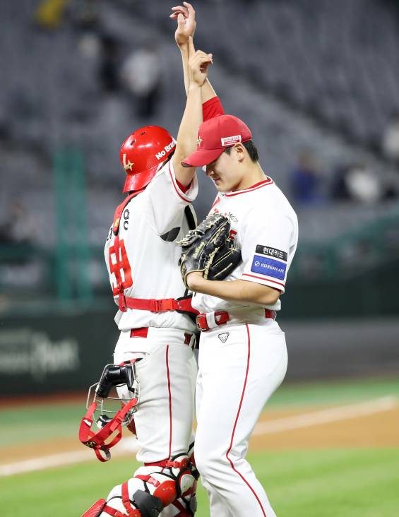 세이브를 달성한 뒤 포수 이지영과 세리머니를 하는 조병현(오른쪽). SSG 제공