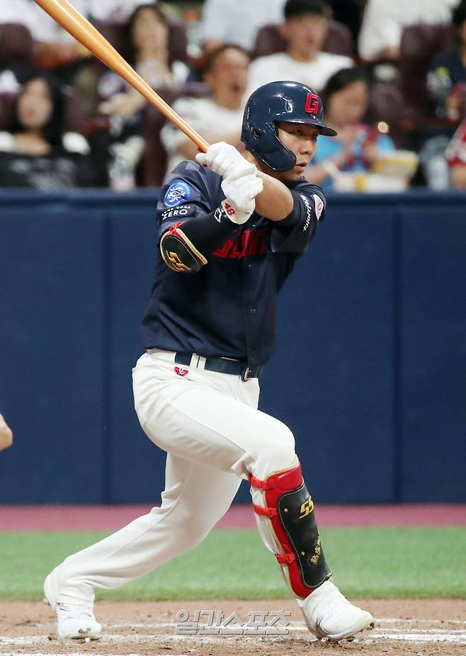 2023 KBO 프로야구 키움히어로즈와 롯데자이언츠의 경기가 8일 오후 서울 고척스카이돔에서 열렸다. 5회초 2사 1루 이정훈이 안타를 치고 있다. 고척=김민규 기자 mgkim1@edaily.co.kr /2023.08.08/