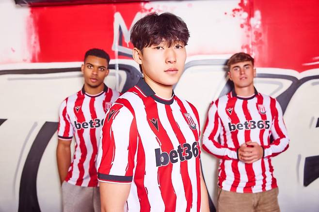 사진은 5월 31일 공개된 스토크의 2025~26시즌 유니폼을 입은 배준호의 모습. 사진=스토크 SNS