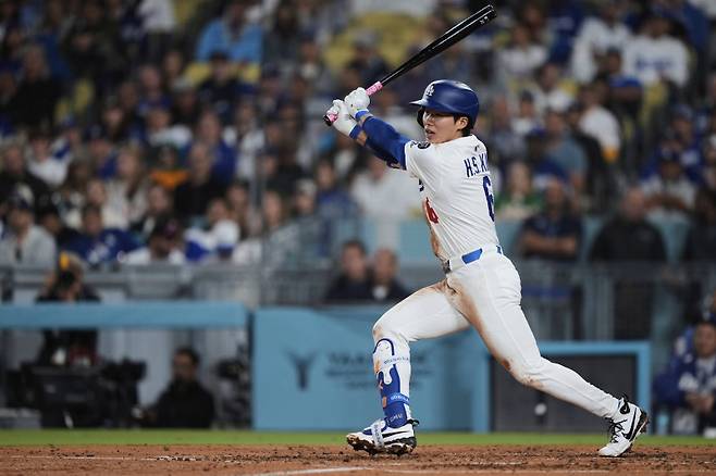 <yonhap photo-4438=""> Los Angeles Dodgers' Hyeseong Kim hits an RBI single during the third inning of a baseball game against the Athletics, Thursday, May 15, 2025, in Los Angeles. (AP Photo/Mark J. Terrill)/2025-05-16 12:30:36/ <저작권자 ⓒ 1980-2025 ㈜연합뉴스. 무단 전재 재배포 금지, AI 학습 및 활용 금지></yonhap>