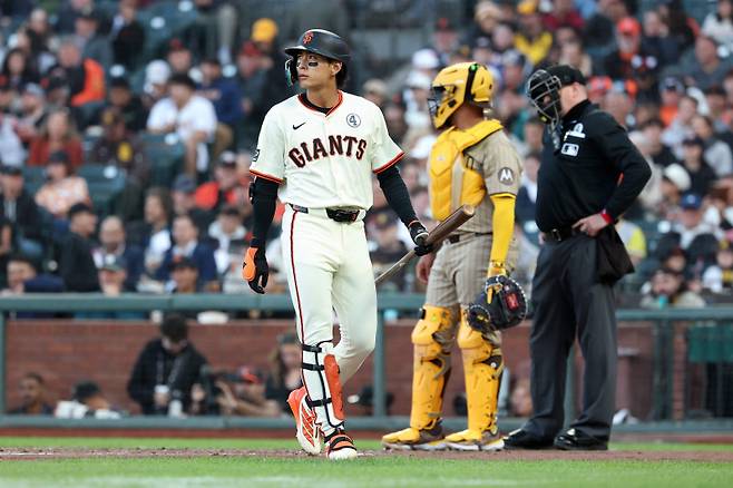 <yonhap photo-2916=""> SAN FRANCISCO, CALIFORNIA - JUNE 02: Jung Hoo Lee #51 of the San Francisco Giants walks back to the dugout after striking out against the San Diego Padres in the third inning at Oracle Park on June 02, 2025 in San Francisco, California. Ezra Shaw/Getty Images/AFP (Photo by EZRA SHAW / GETTY IMAGES NORTH AMERICA / Getty Images via AFP)/2025-06-03 12:42:27/ <저작권자 ⓒ 1980-2025 ㈜연합뉴스. 무단 전재 재배포 금지, AI 학습 및 활용 금지></yonhap>