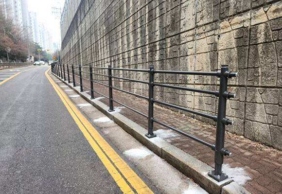 수지구 상현1동 보행자 안전펜스 설치 모습. [사진=용인특례시]