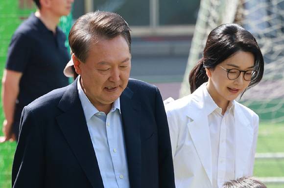 윤석열 전 대통령과 김건희 여사가 제21대 대통령 선거일인 3일 서울 서초구 원명초등학교에 마련된 서초4동 제3투표소에 도착하고 있다. 2025.6.3 [사진=연합뉴스]
