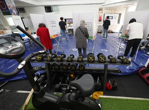 21대 대통령 선거일인 3일 부산 수영구 남천동 레슬링 넘버원 멀티짐에 마련된 남천 제2동 제3투표소에 유권자들이 투표를 하고 있다. 이곳은 과거 검도장일 때부터 투표소로 활용됐다. 레슬링장 관계자는 "구청 직원들이 '위치가 바뀌면 어르신들이 헷갈리실 수 있다'고 하더라"며 "(영업에 지장이 있지만) 이번 대선이 보통 대선이 아니다 보니 국민 된 도리로 참여를 안 할 수 없었다"고 했다"고 말했다. 2025.6.3 [사진=연합뉴스]