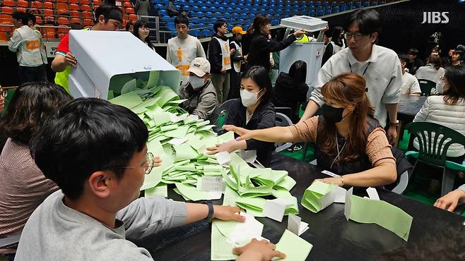 지난해 제22대 국회의원 선거 당시, 제주시 한라체육관 개표소에서 개표 사무원들이 투표지를 분류하고 있는 모습.