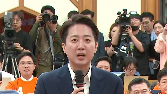 이준석 후보가 3일 출구조사 발표 이후, 개표상황실을 찾아 발언하고 있다. (SBS 캡처)