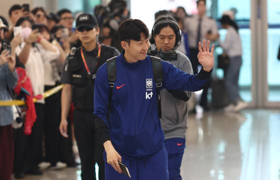 출국 전 팬들에게 인사하는 손흥민. [연합뉴스]