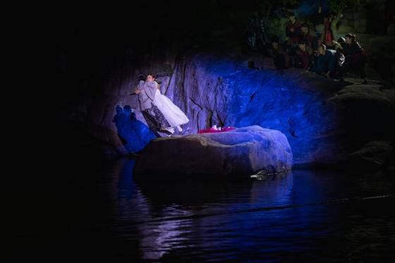 임진왜란 배경의 야외 뮤지컬 ‘의기 논개’에서 논개가 왜장을 껴안고 투신하는 장면. [사진 극단현장]