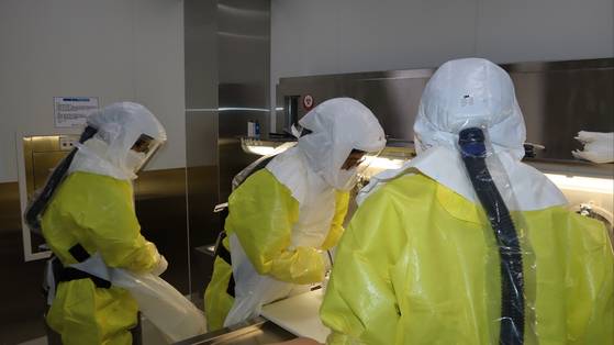 국립과학수사연구원 본원 무균 부검실. 가운데 이수경 국과수 검시과장. 사진 국립과학수사연구원