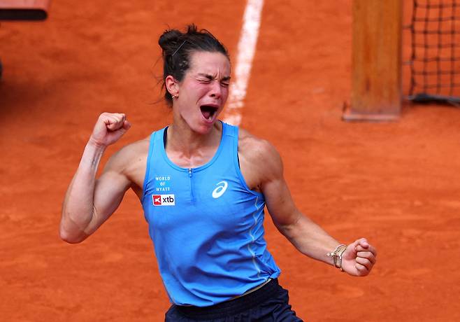 2일(현지시간) 로이스 보아송(프랑스)이 세계 랭킹 3위 제시카 페굴라(미국)와의 4라운드 경기에서 승리한 뒤 기뻐하고 있다. 로이터=연합뉴스