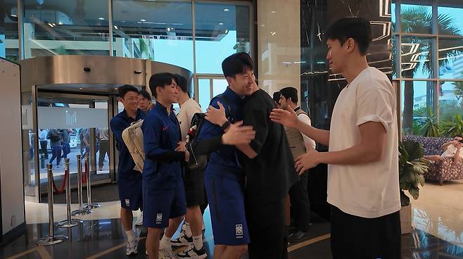 북중미월드컵 아시아 3차예선 결전지 이라크에 도착한 축구대표팀. [사진 KFA 영상 캡처]