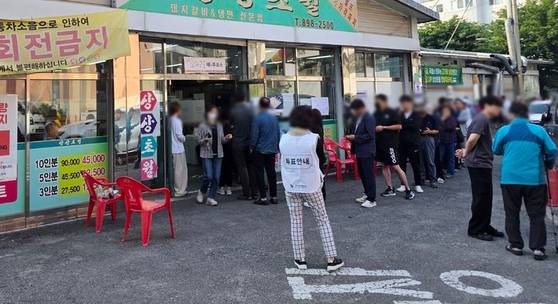 제21대 대통령 선거가 치러지고 있는 3일 투표소로 활용되고 있는 경기 광명시의 한 고깃집 앞에 사람들이 길게 줄서있다. 뉴시스