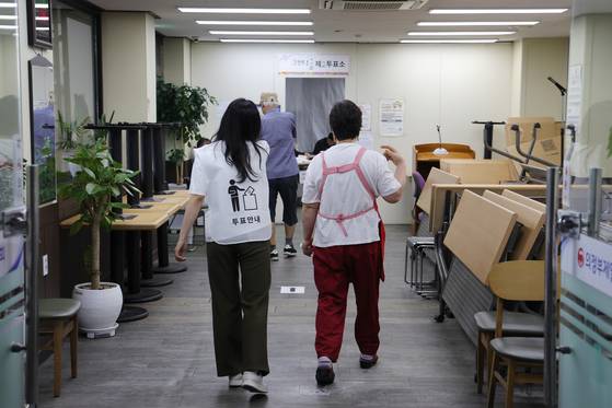 제21대 대통령 선거일인 3일 오전 경기도 의정부시 제일시장에 설치된 투표소에서 유권자들이 투표를 위해 이동하고 있다. 연합뉴스