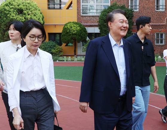 투표를 마치고 이동 중인 윤석열 전 대통령 부부. 윤 전 대통령은 웃음을 보이기도 했지만, 김건희 여사는 무표정을 유지했다. 뉴스1