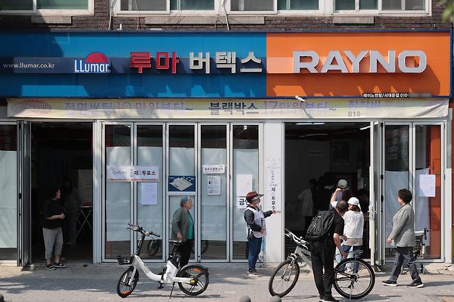 21대 대통령선거 투표일인 3일 서울 서대문구 루마버텍스 썬팅샵에 마련된 투표소에서 유권자들이 투표를 하기 위해 입장하고 있다. 연합뉴스