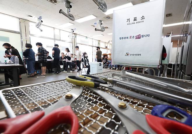 3일 경기도 광명시 한 음식점에 마련된 투표소에서 유권자들이 투표하고 있다. 연합뉴스