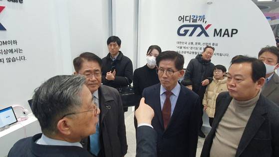 경기지사 시절의 김문수 후보가 GTX와 관련한 설명을 듣고 있다. 김 지사가 씨앗을 뿌린 GTX는 이제 순차적으로 완공되고 있다. 사진 김문수 캠프