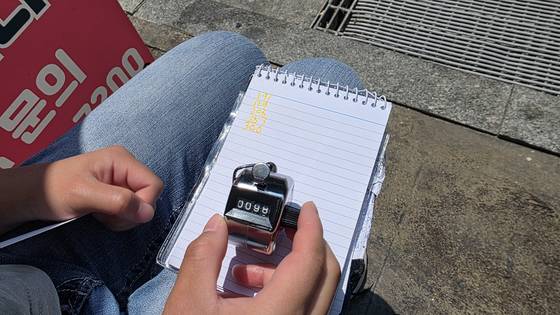 제21대 대선 본투표가 열린 3일 오전 서울 관악구 청룡동 제3투표소에서 이수정(25)씨가 부정선거를 막겠다면서 계수기로 투표 인원을 집계하고 있다. 김창용 기자