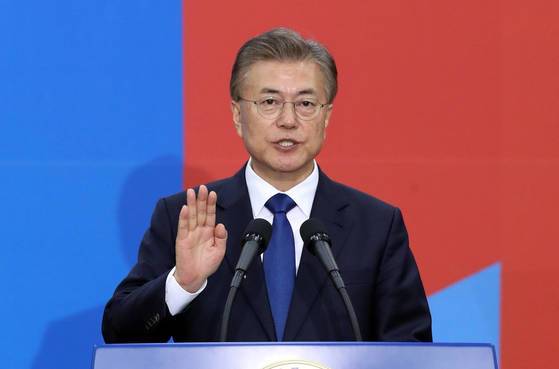 문재인 대통령이 국회 본청 로텐더홀에서 열린 취임선서 행사에서 제19대 대통령 취임 선서를 하고 있다. [중앙포토]
