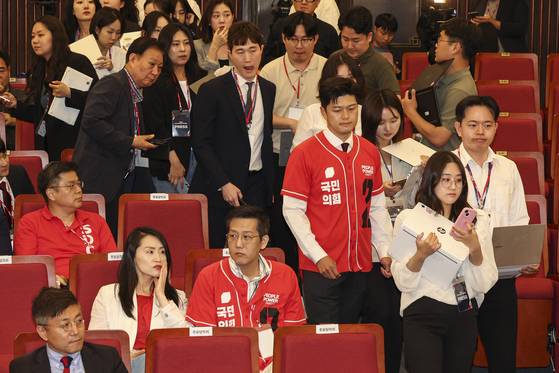 김용태 비상대책위원장 3일 서울 여의도 국회 도서관에 마련된 국민의힘 개표 상황실에서 제21대 대통령 선거 방송3사 출구조사 결과를 지켜보다 자리를 떠나고 있다. 임현동 기자