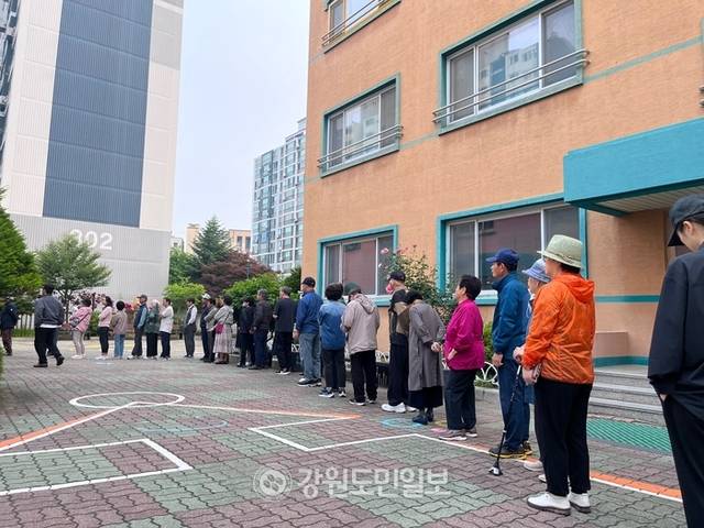 ▲ 3일 오전 춘천 석사동 투표소. 투표 시작 전부터 긴 줄이 형성됐다.