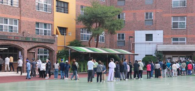 ▲ 21대 대통령 선거일인 3일 새벽 서울 서초구 원명초등학교에 마련된 서초4동제3투표소와 서초4동제4투표소를 찾은 유권자들이 투표하기 위해 줄을 서고 있다. 연합뉴스