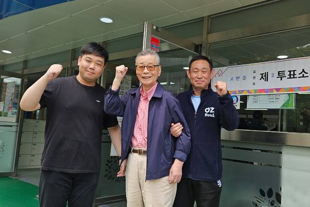 ▲ 김길수(가운데) 전 고한사북지역살리기공동추진위원장 가족 3대가 3일  정선 고한읍 제2투표소에서 귀중한 한표를 행사했다.