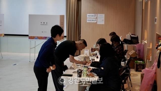 ▲ 3일 오후 양구 해안면사무소에 마련된 투표소에는 해안반점을 운영하는 박희분(62)·이준영(66) 부부가 점심 영업을 마친 뒤 투표에 참여했다.