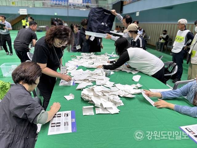 ▲ 3일 홍천개표소에서 개표가 진행 중인 가운데 개함부에서 투표함을 개봉, 투표지가 쏟아지고 있다. 유승현