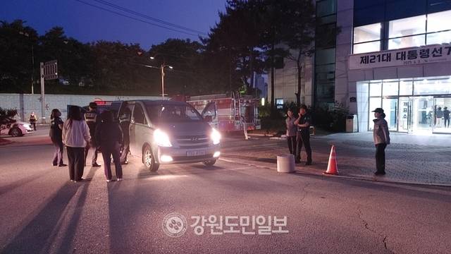 ▲ 제21대 대통령선거 화천지역 개표장인 화천실내체육관에 경찰들이 지켜보고는 가운데 지역 투표함이 속속 도착하고 있다.안의호