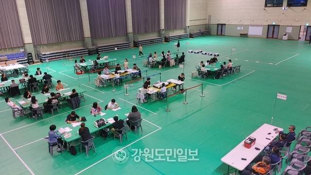 ▲ 제21대 대통령선거 화천지역 개표장인 화천실내체육관에서 선거 종사원들이 투표함이 속속 도착하는 모습을 지켜보고 있다.안의호